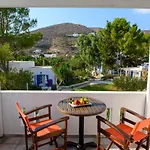 מלון דירות Lakki Village 4*